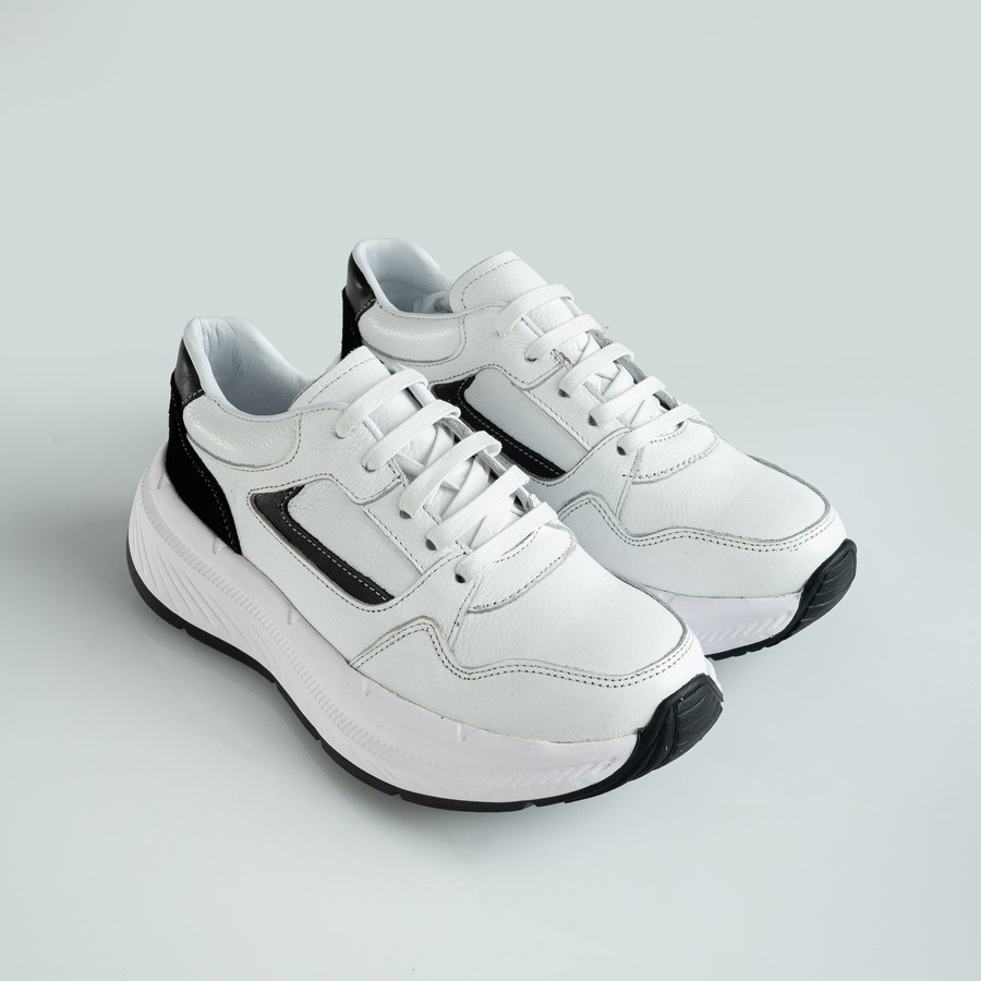  كوتشي حريمي جلد طبيعي أسود ببطانة وفرش جلد طبيعي ونعل EVA طري وطبي مع تطعيمة شمواه وارتفاع نعل 5 سم